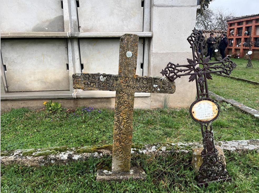 Cruz en recuerdo a Ramón Sánchez que sirve de guía para la exhumación