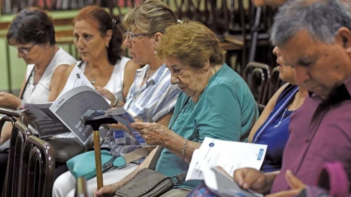 Cada vez más adultos mayores se acercan a la Defensoría de la Tercera Edad para preguntar cómo hacer para no jubilarse y seguir trabajando.