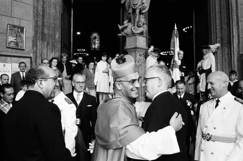 Autoridades civiles, militares y religiosas, en la iglesia de San Miguel en 1966