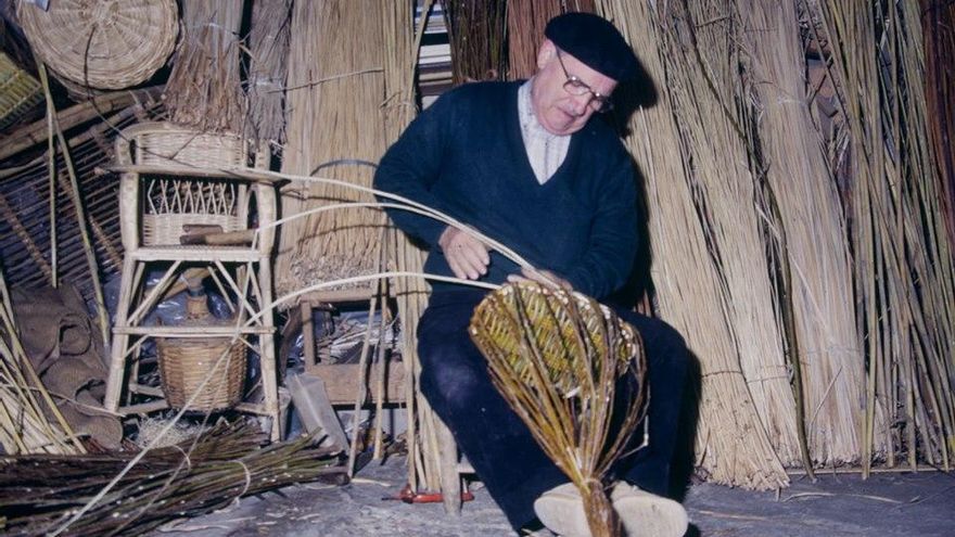 El último cestero de Huesca: "No hay quien lo pare, cada día cierran más tiendas locales"