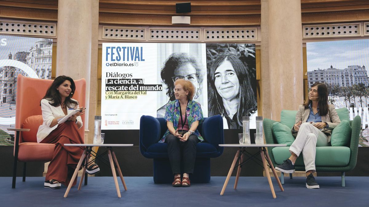 Margarita Salas (centro), con María Blasco (dcha) y la subdirectora de elDiario.es Natalia Chientaroli, en la mesa de ciencia del festival.