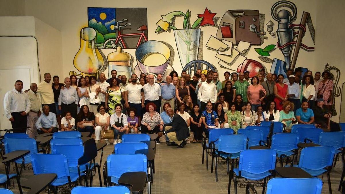 Foto de familia de personas relacionadas con el Pozo María, en el acto de inauguración del parque de Cabo Verde en Villablino. 