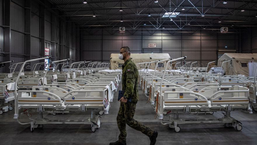 Miembros del ejército preparan el complejo sanitario en el barrio de Letnany, en Pragag, República Checa. EFE/ Martin Divisek/Archivo