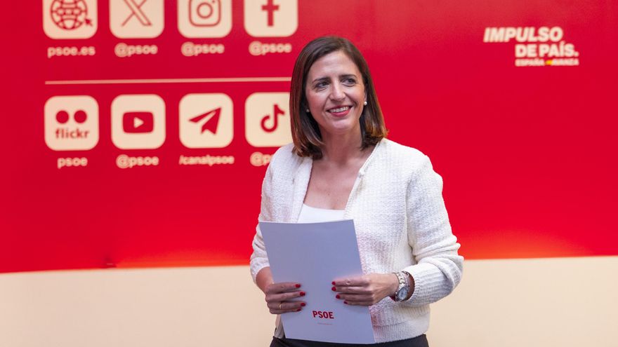 La portavoz del PSOE, Esther Peña, en una rueda de prensa desde la sede del partido en la calle Ferraz.