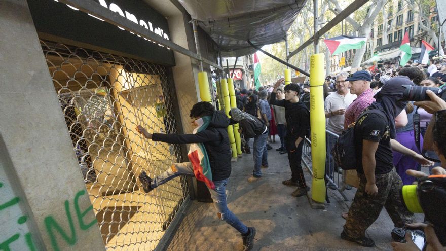 Ocho detenidos y veinte mossos heridos en disturbios de Barcelona a favor de Palestina