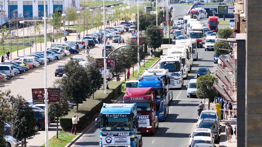 Varios camiones participan en una marcha convocada desde el polígono de Raos hasta el Centro Botín, durante el undécimo día de paro nacional de transportistas, a 24 de marzo de 2022.