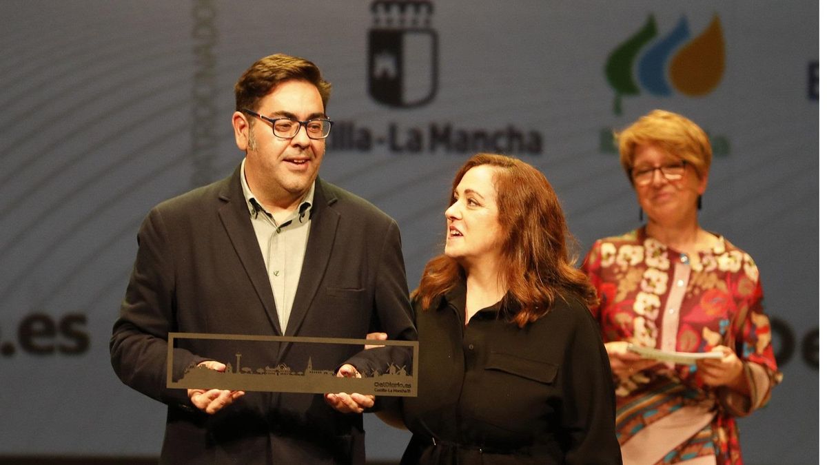 José Iván Suárez, periodista y poeta, junto a la directora de elDiario.es Castilla-La Mancha y al fondo la presentadora del acto del 10 aniversario del periódico, Inma Sánchez Morate