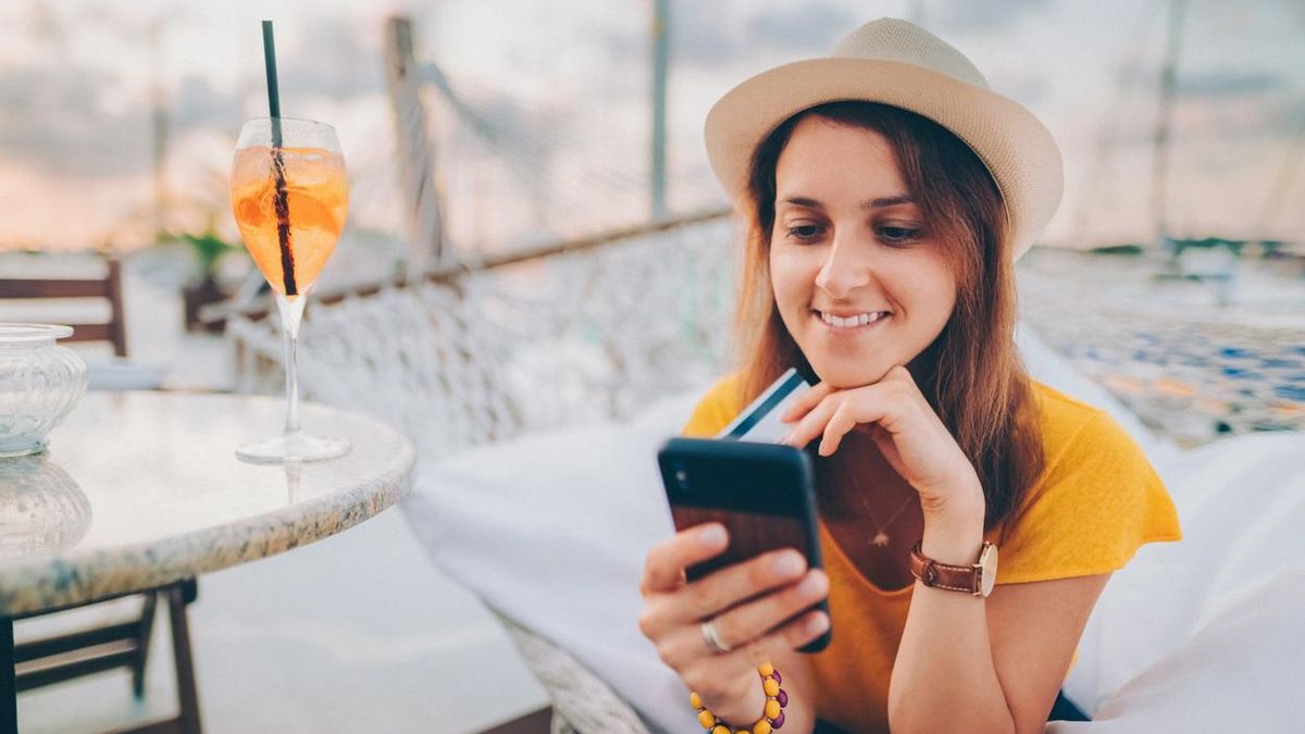 Viajar sin preocupaciones: las tarjetas que eliminan comisiones y cuidan el planeta