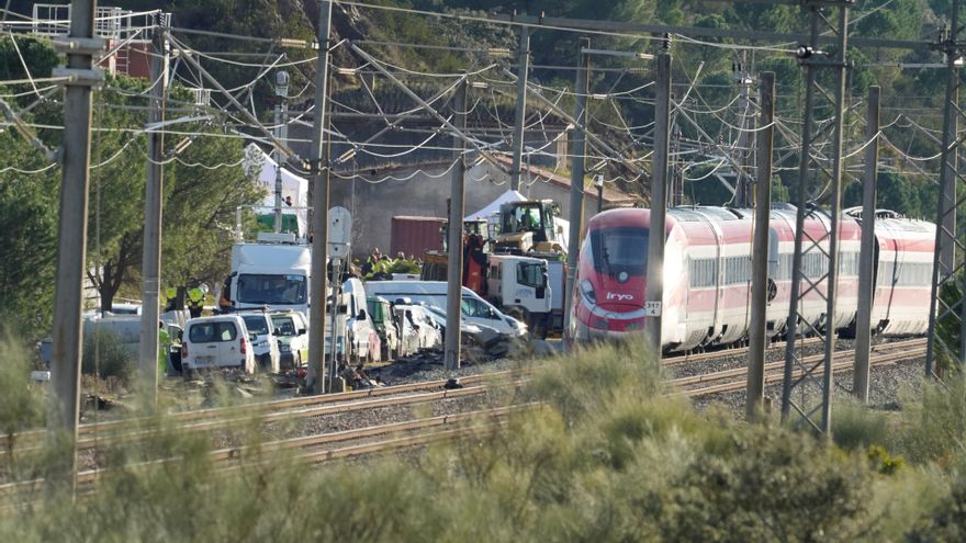 Imagen de la zona del accidente ferroviario con los convoyes de trenes siniestrados.