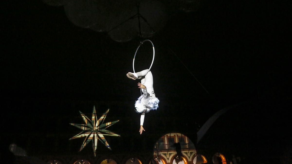 Espectáculo aéreo en la plaza de la Corredera