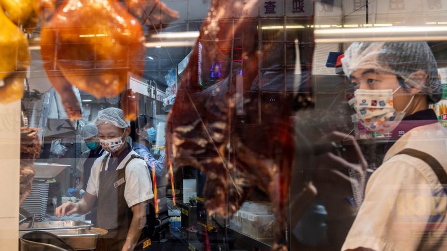 Unos cocineros con mascarillas trabajan en un restaurante cantonés en Hong Kong (China) este martes. EFE/Miguel Candela