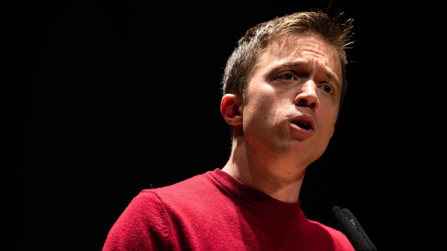 Archivo - La candidata a la presidencia de la Comunidad, Mónica García, junto al líder de Más País, Iñigo Errejón, participan en el acto de cierre de campaña del partido en el Sur, 'Lo próximo: Alcorcón', en el Centro Cultural Los Pinos, a 25 de mayo de 2