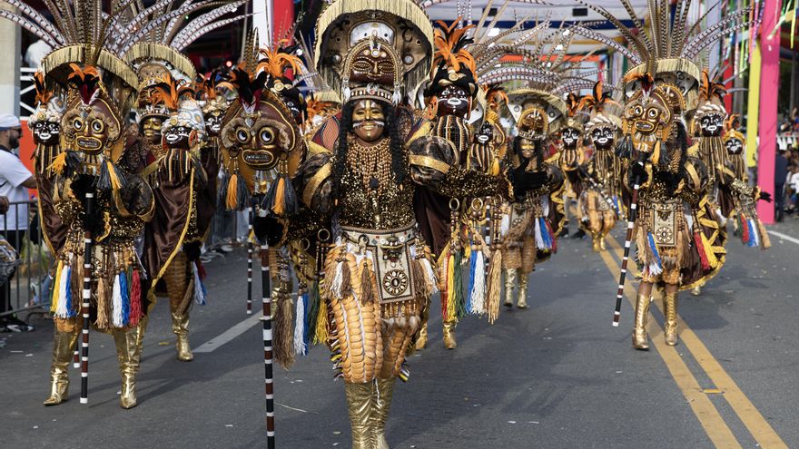 El malecón de Santo Domingo se llena de color y creatividad en el cierre del carnaval