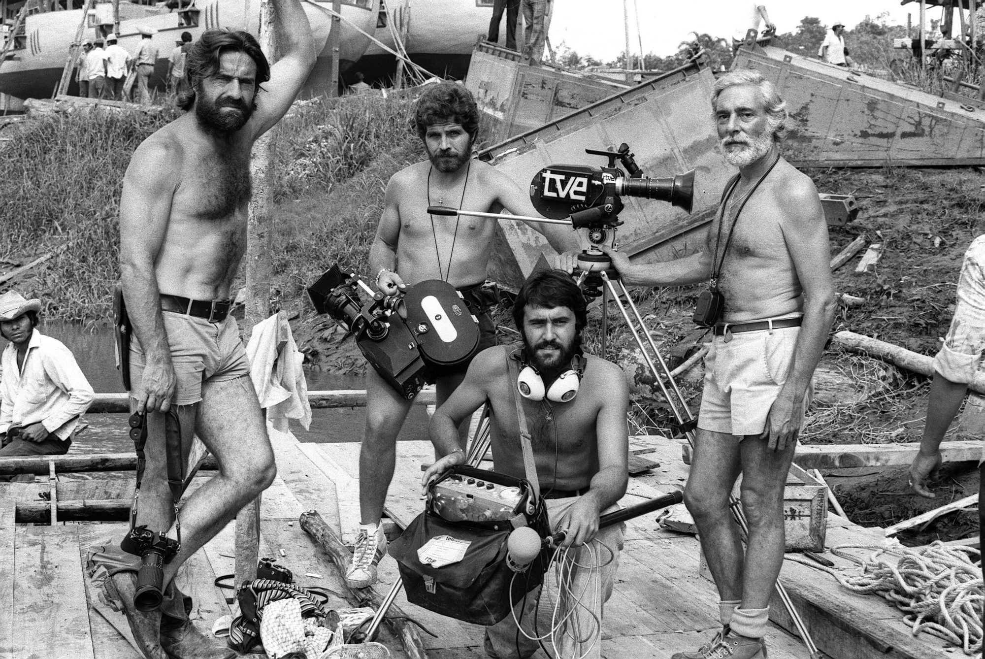 Miguel de la Quadra Salcedo (izda) , Juan Verdugo (dcha) y el cámara José Luis Márquez (2 izda), miembros del equipo de RTVE en la Expedición "Orellana".