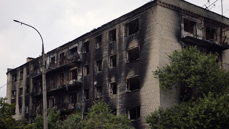 Un bloque de viviendas carbonizado en el corazón de Izium.