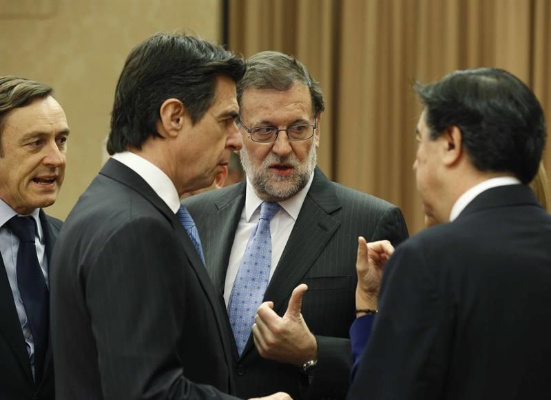 José Manuel Soria junto a Mariano Rajoy, en la sesión constitutiva del Congreso. FOTO: EFE.