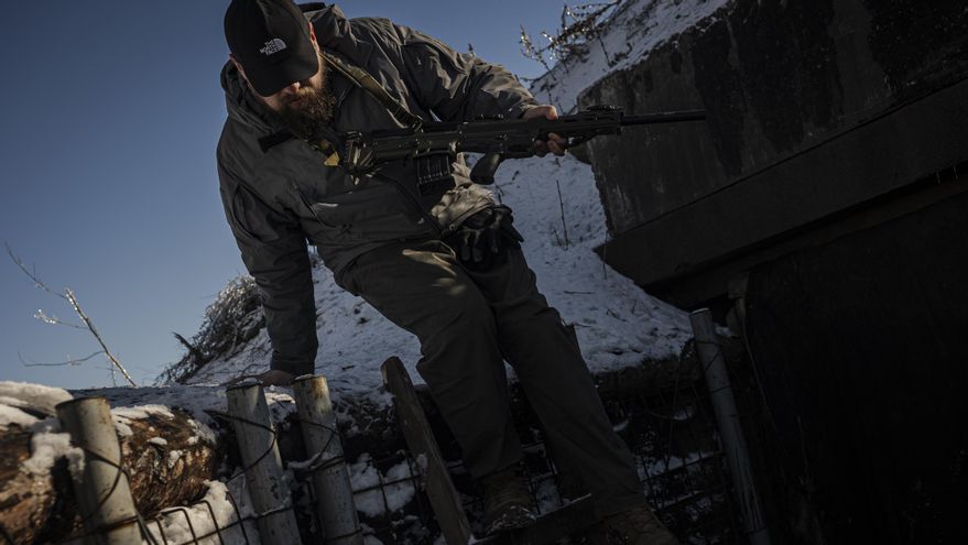 El comandante de la misión, Barba, se introduce en la trinchera.