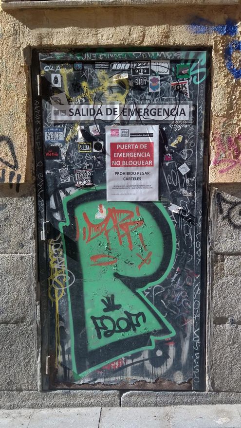 Salida de emergencia de la Escuela de Arte de La Palma, frecuentemente bloqueada por vehículos mal aparcados