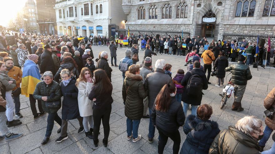 Un momento de la concentración contra la Guerra de Ucrania en Botines.