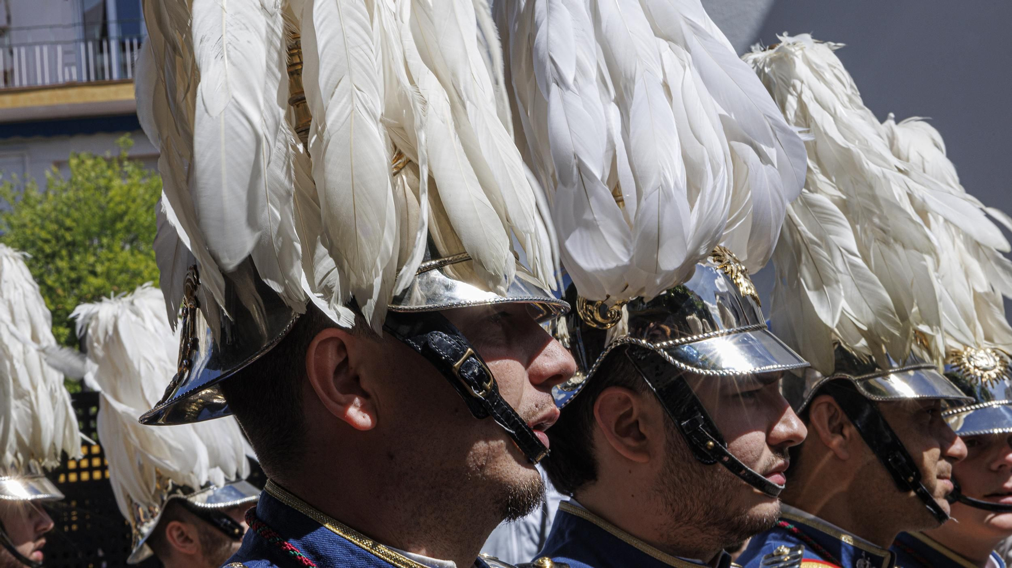 La vistosa banda del Sol acompaña al Santo Cristo Varón de Dolores