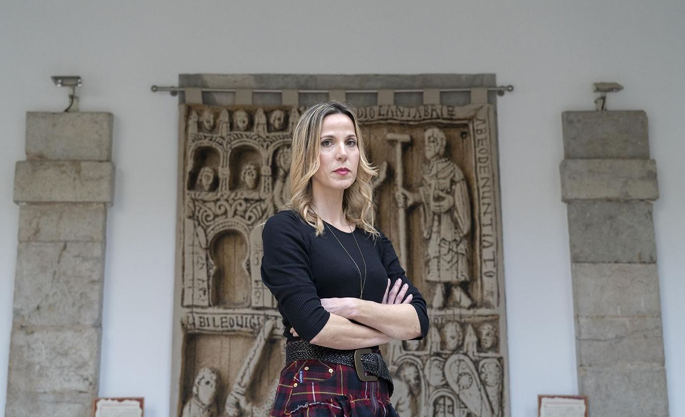 La consejera de Obras Públicas en el patio del Parlamento de Cantabria.