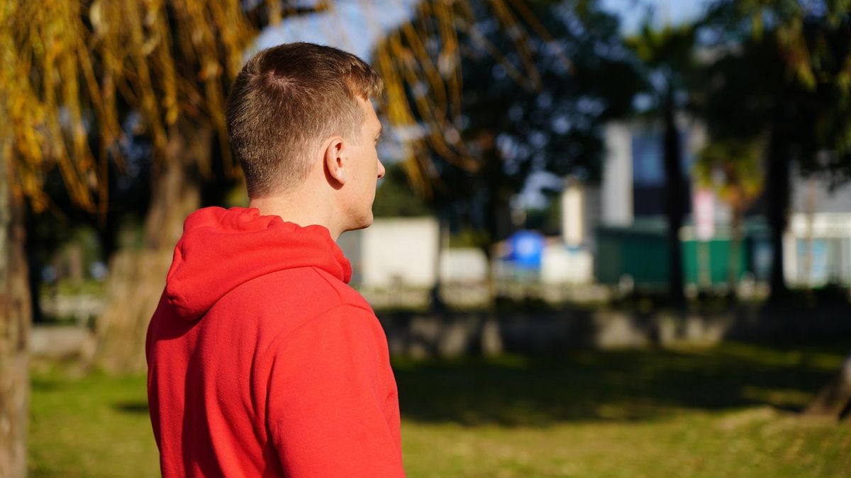 Imagen de perfil de un hombre.