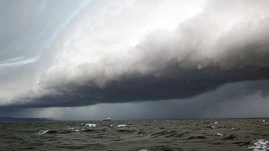 Un tsunami mortal puede aparecer en un día perfecto y la causa está arriba, no en el mar