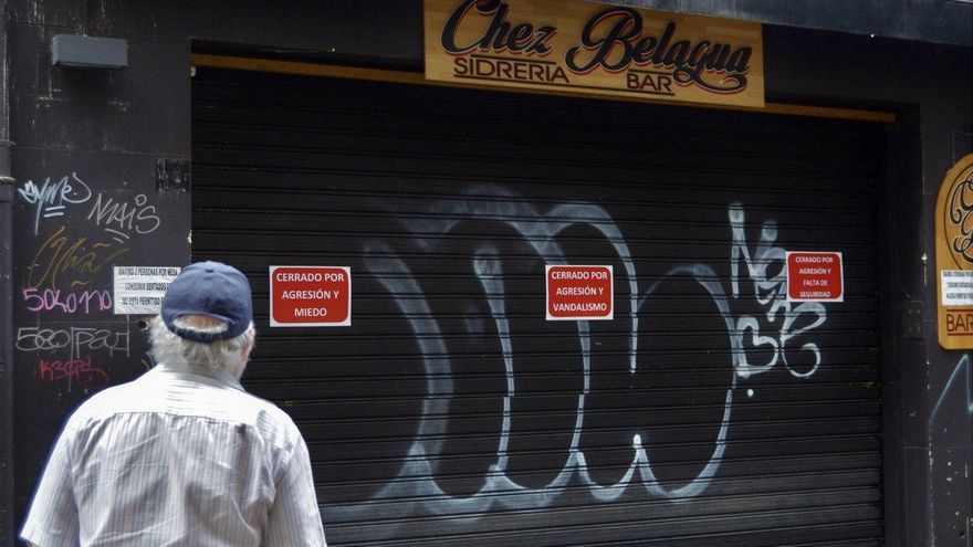 Pamplona cierra el grifo del poteo tras los altercados en los botellones: "Cerrado por agresión y vandalismo"