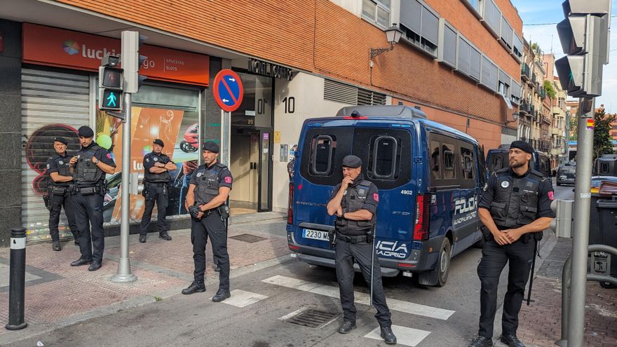 Los policías frente a la casa, minutos antes del desahucio.