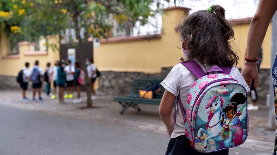Educación cierra 23 aulas de los 13.000 del Archipiélago por casos de COVID-19 y constata 54 estudiantes positivos
