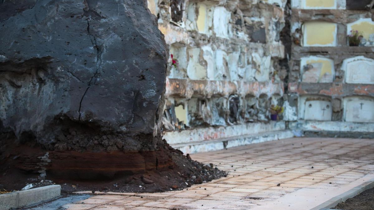 El cementerio de Nuestra Señora de Los Ángeles, en Las Manchas, tras la retirada de unos 30.000 metros cúbicos de lava que afectaron al 65 % del recinto durante la erupción de 2021.