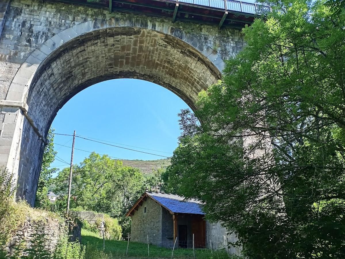 Molino restaurado bajo la arquería del puente de Caboalles de Abajo.