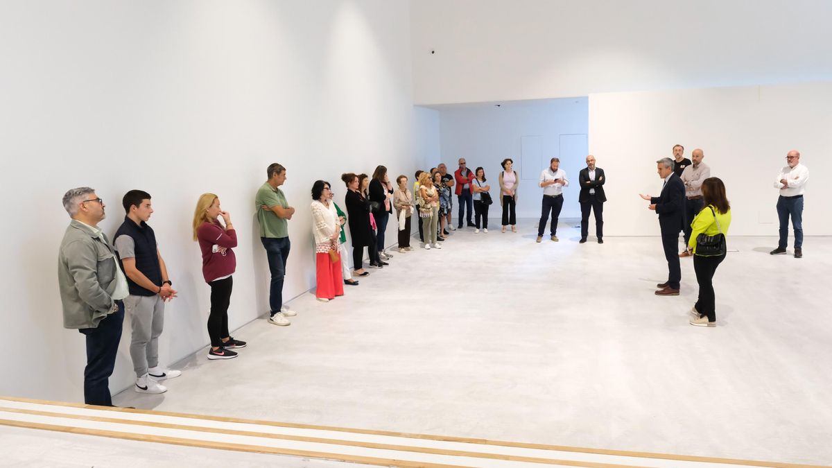 El vicepresidente y consejero de Universidades, Igualdad, Cultura y Deporte, Pablo Zuloaga, visita las instalaciones del futuro Centro de Arte Rupestre de Puente Viesgo junto a representantes de los Grupos de Acción Local.
