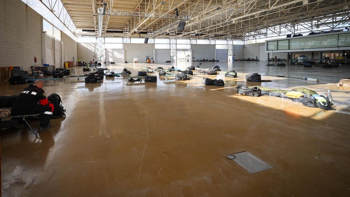 Un militar descansa en la nave del Recinte Firal, centro logístico de la UME.