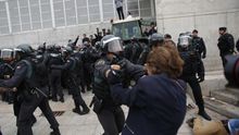 La intervención policial no logra impedir la participación en las urnas en Catalunya