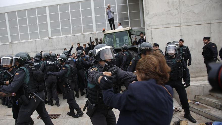 La intervención policial no logra impedir la participación en las urnas en Catalunya