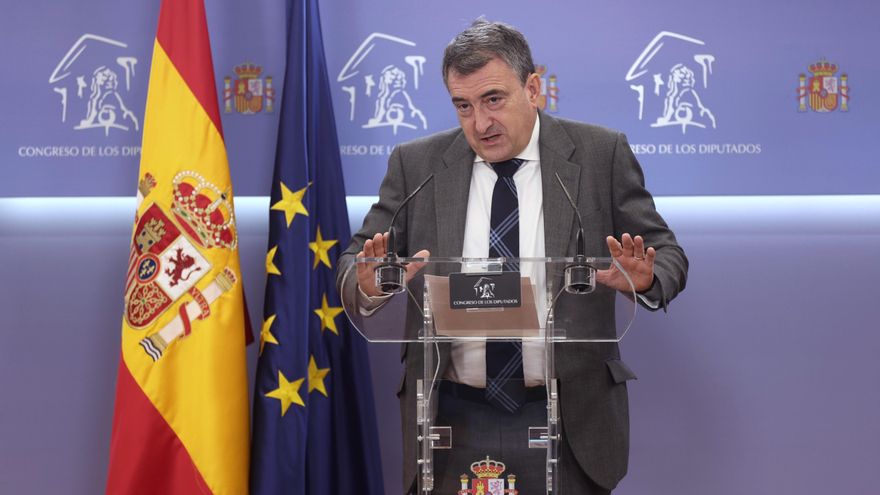El portavoz del PNV en el Congreso, Aitor Esteban, interviene en una rueda de prensa previa a una Junta de Portavoces, en el Congreso de los Diputados, a 21 de junio de 2022, en Madrid (España).