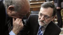 El presidente del Gobierno, Mariano Rajoy (d) y el ministro de Interior, Jorge Fernández Díaz.