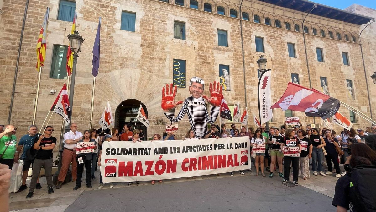 Protestas en las Corts de los sindicatos convocantes de la huelga general por la DANA: "Consell dimisión, Mazón a prisión"