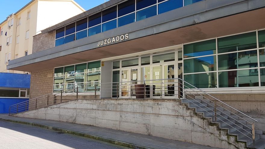 Entrada a los juzgados de Salesas, en Santander.
