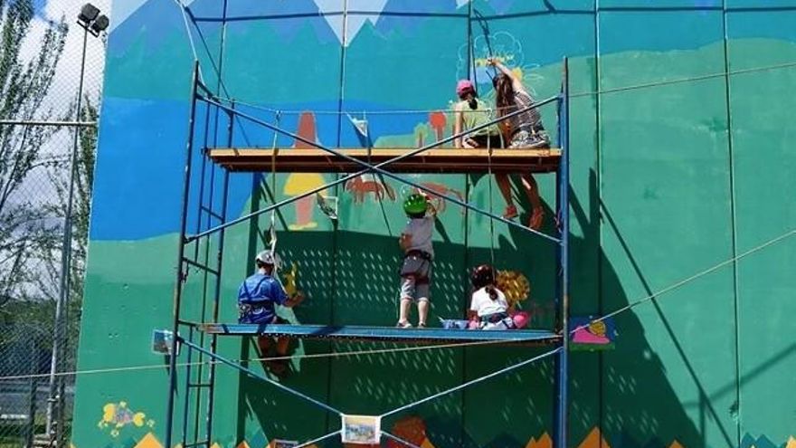 Niños de Riaño pintando el mural. Foto: Jorge Escanciano