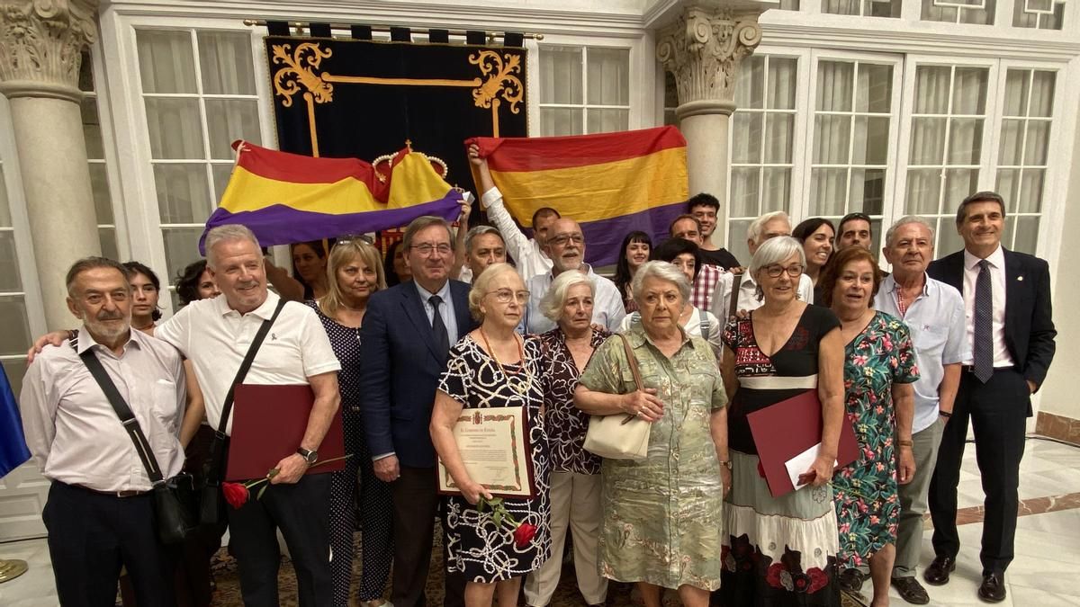 El homenaje al fin a los tres hermanos profesores fusilados en la Sevilla de Queipo: "Nunca perdieron la dignidad"