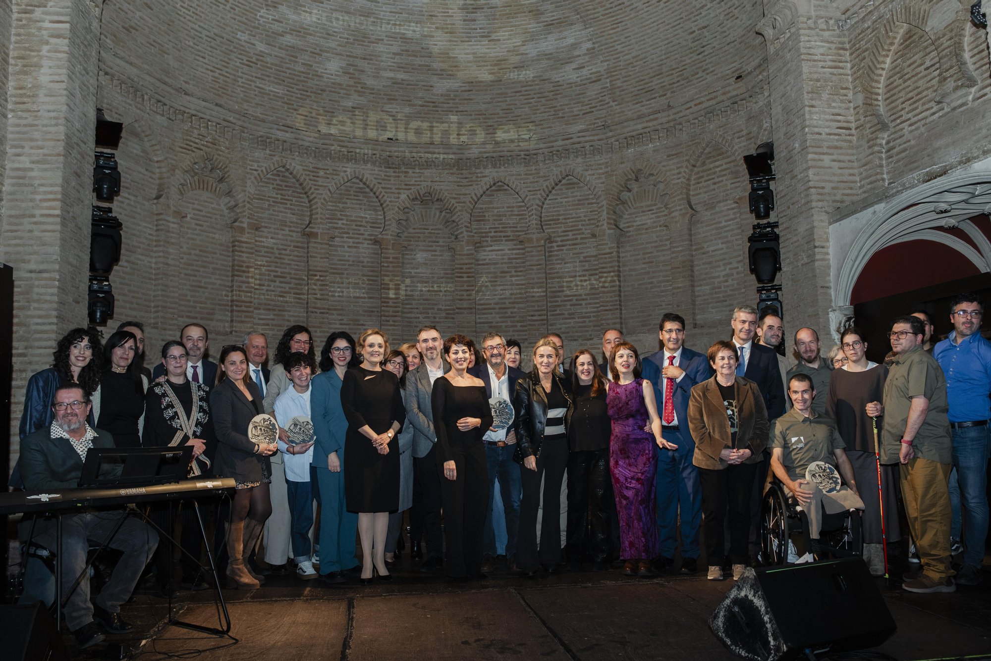 Fotografía de familia durante la celebración de los Reconocimientos 'Somos Km.0' de elDiario.es Castilla-La Mancha
