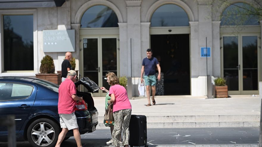 Turistas llegando a un hotel este verano en Santander.