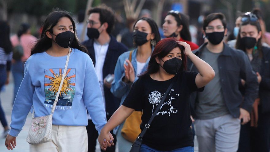 EFE Fuente: EFE Autor: Madla Hartz Temática: Sanidad y salud » Política sanitaria Sanidad y salud » Epidemias y plagas Sanidad y salud » Medicina preventiva » Vacunas Sanidad y salud » Enfermedades » Enfermedades contagiosas Personas con cubrebocas caminan hoy por el centro histórico en la Ciudad de México (México).