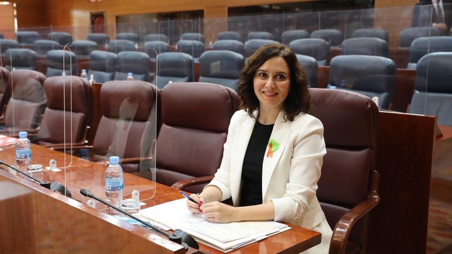 La presidenta de la Comunidad de Madrid, Isabel Díaz Ayuso, minutos antes del comienzo del Pleno de la Asamblea