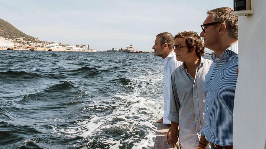 El candidato Manuel Gavira Gavira, de Vox, a bordo de un pesquero cerca de Gibraltar, de la página de Vox