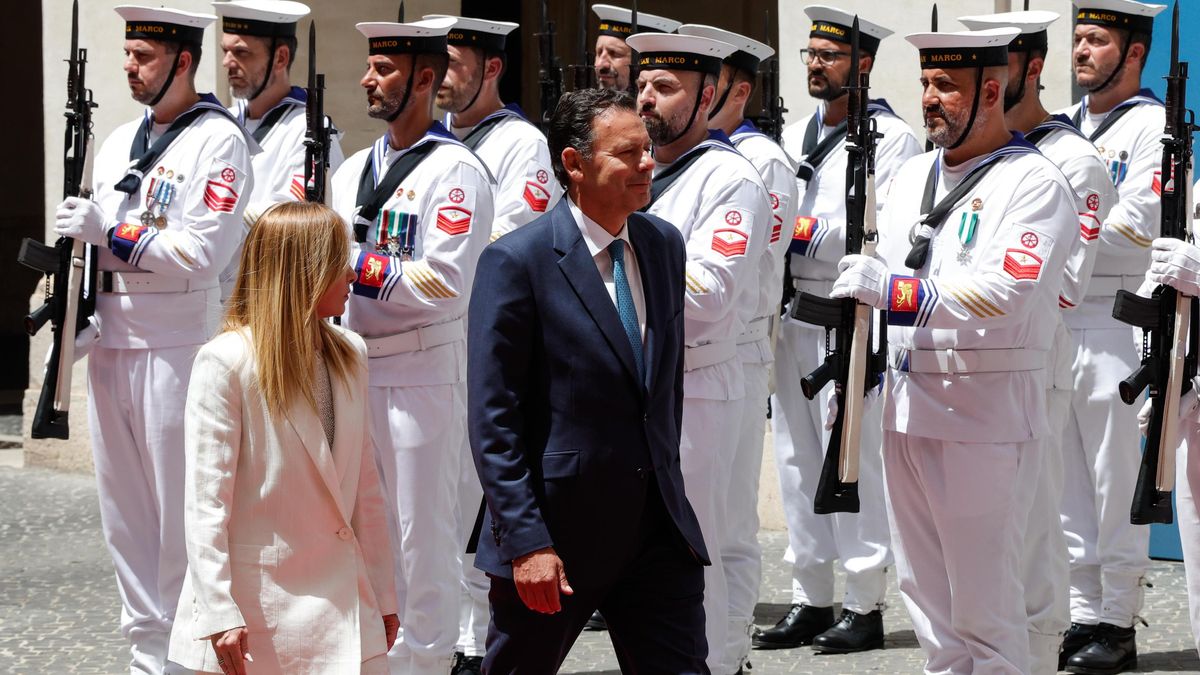 La primera ministra italiana, Giorgia Meloni, recibe al primer ministro de Portugal, Luis Montenegro, antes de una reunión en el Palacio Chigi de Roma (Italia), este lunes. EFE/EPA/GIUSEPPE LAMI