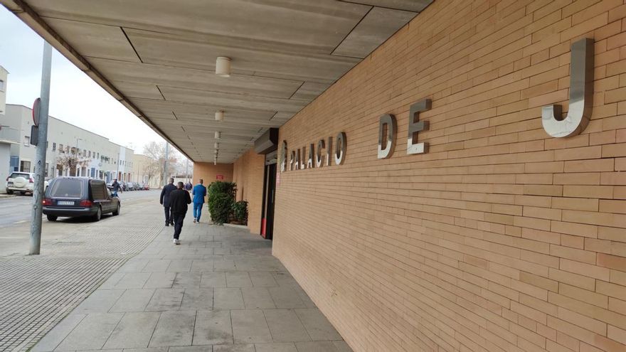 Acusaciones y defensa acuerdan 6 meses de condena para los 4 acusados por el accidente de tren en Carmonita (Badajoz)