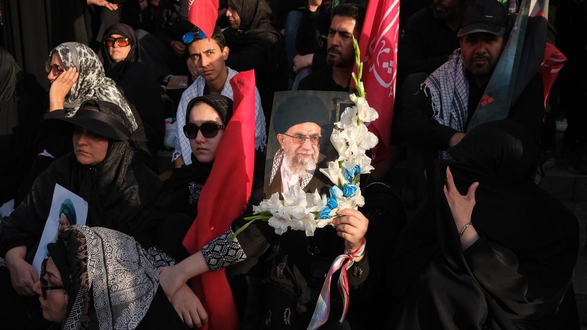 Los masivos rezos por el ayatolá Jamenei entrelazan el fervor religioso con proclamas para matar a Trump